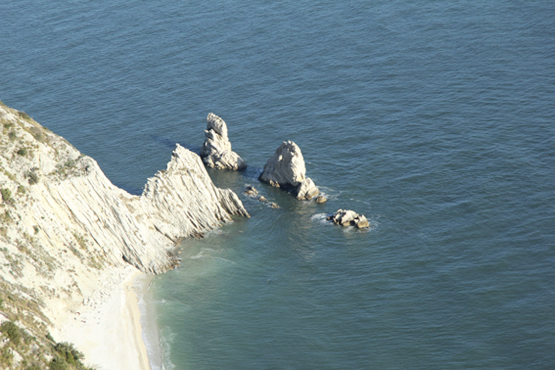 MONTE CONERO - UN  TERRITORIO RACCHIUSO TRA MARE E TERRA